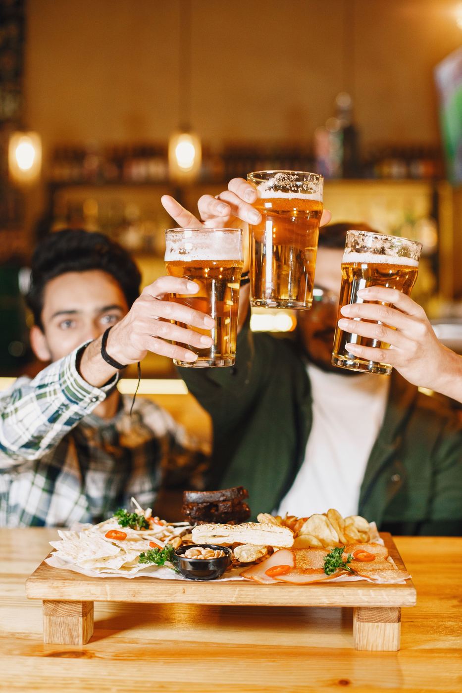 Amigos brindando con cerveza artesanal